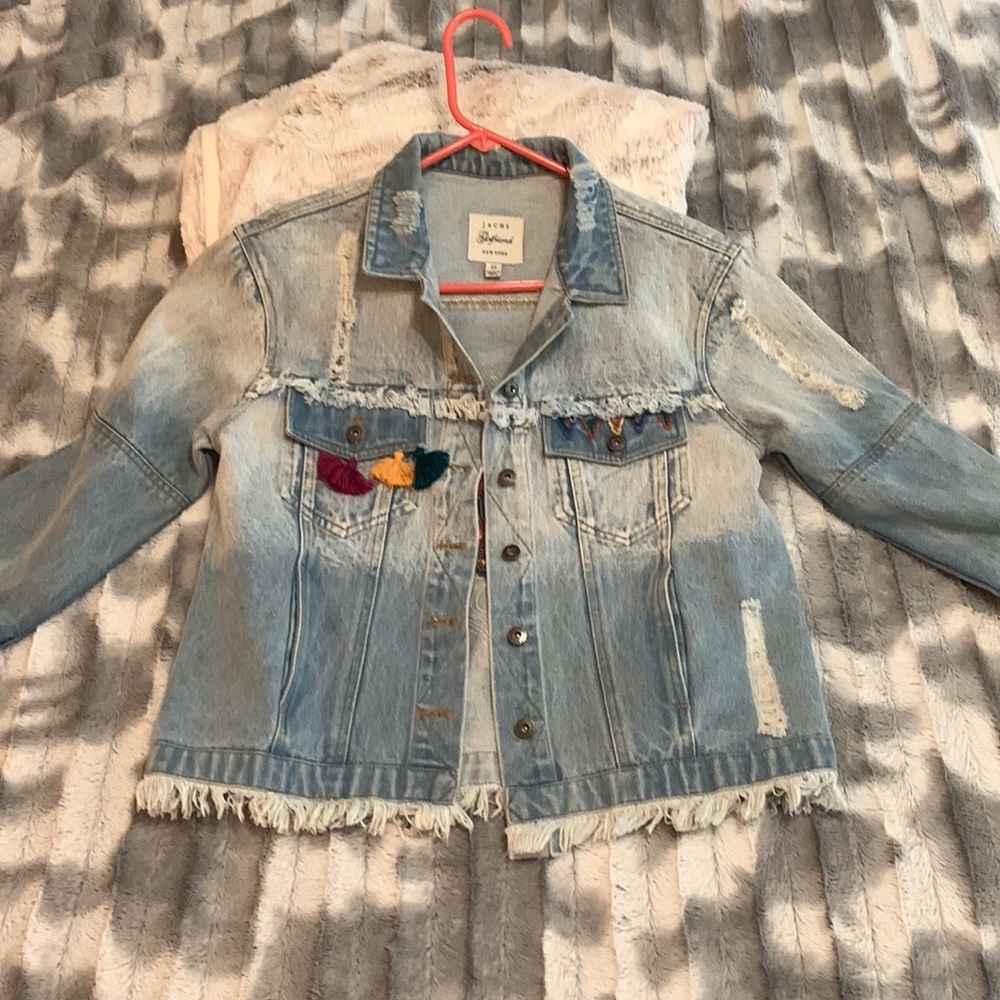 🐘NWOT Gorgeous and Super Cool Elephant Embroidered Jean Jacket XS🐘